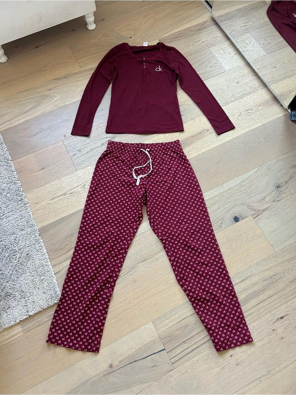 Calvin Klein women' Burgundy Long-Sleeve Pajama Set size small